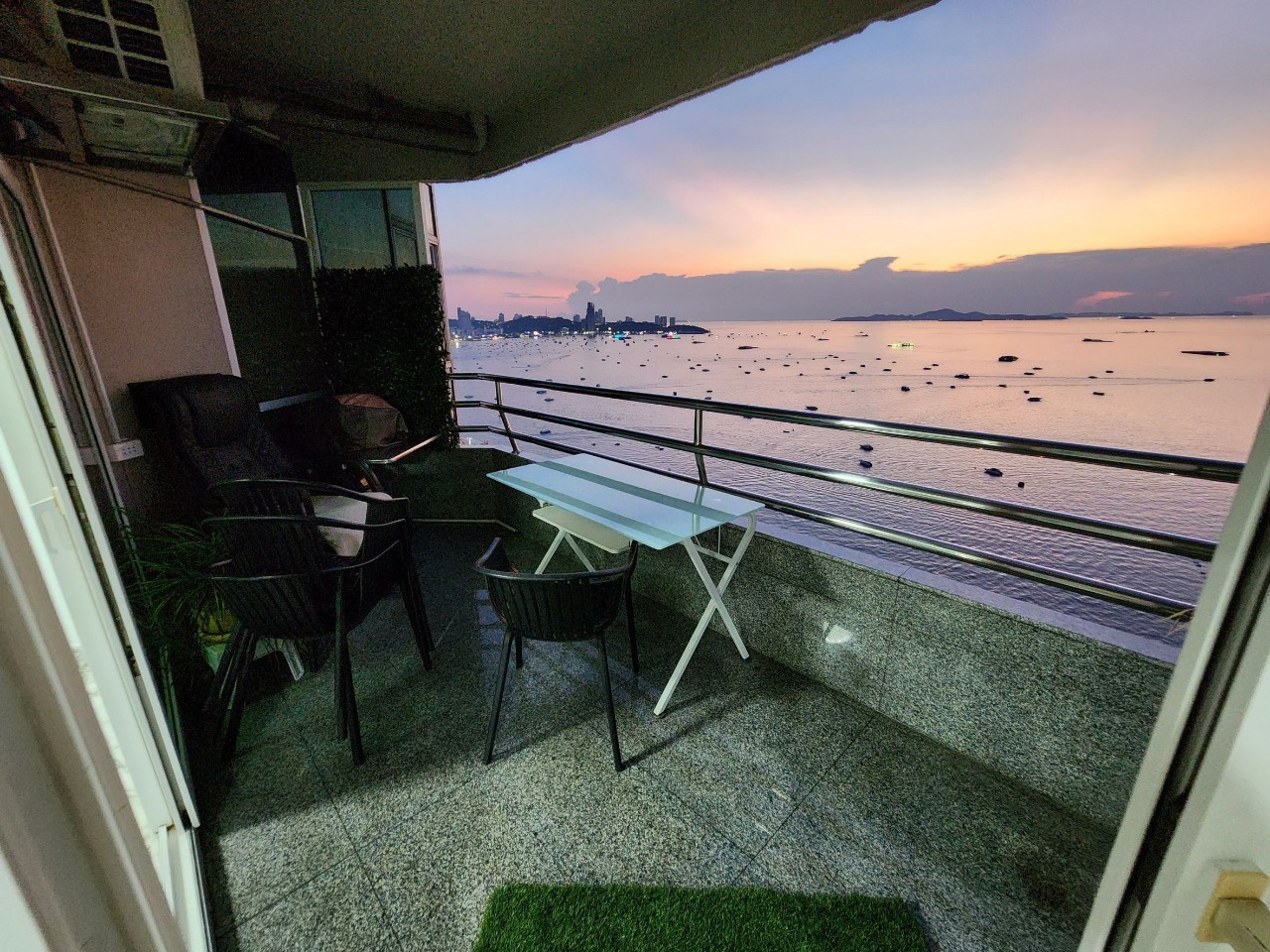 Markland Pattaya Beach Condo 
